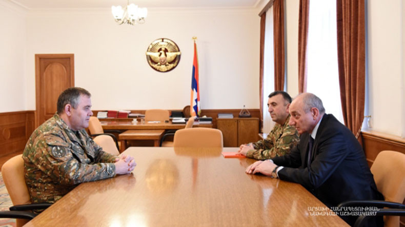 Президент Арцаха и глава Генштаба ВС Армении обсудили вопросы армейского строительства 