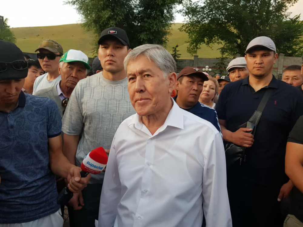 Экс-президент Киргизии отбивался от спецназа с оружием в руках 