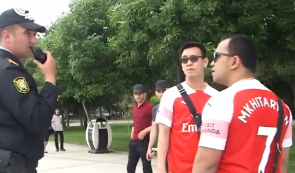 Куда смотрит УЕФА? Полицейские в Баку остановили фанатов “Арсенала” в футболках с фамилией Мхитаряна 