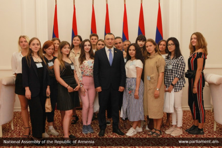 Вице- спикер армянского парламента принял студентов МГУ 
