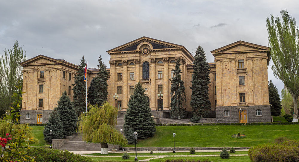 Парламент Армении принял законопроект, исключающий возрастное ограничение при поступлении на работу 