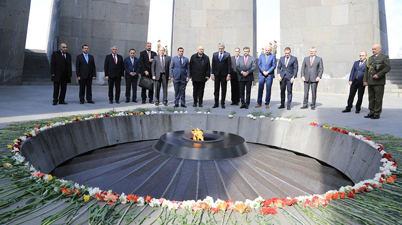 Министр обороны Чехии посетил мемориал памяти жертв Геноцида армян 