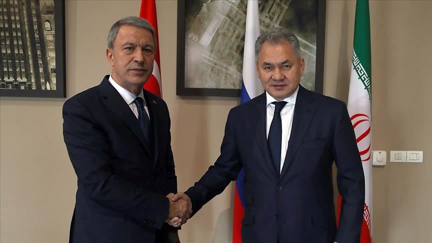 Главы военных ведомств России и Турции обсудили ситуацию на Украине 