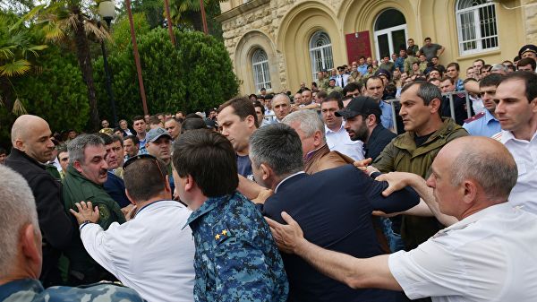 Жители Абхазии объявили бессрочный протест и перекрыли дороги 