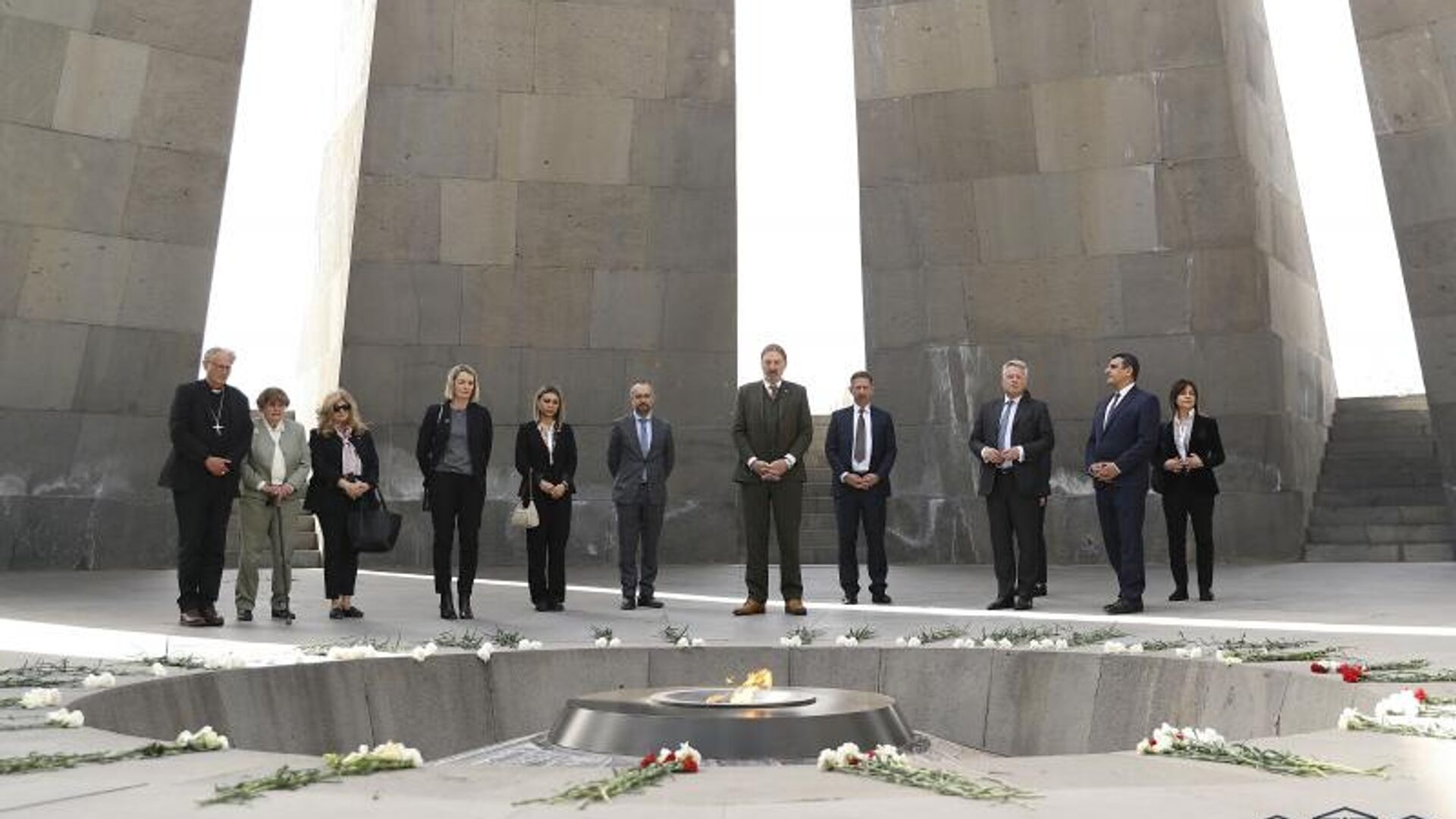 Британские депутаты посетили мемориальный комплекс "Цицернакаберд" 