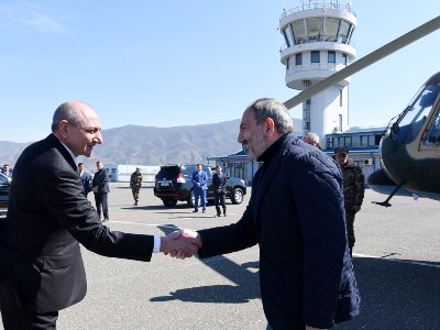 Президент Карабаха в аэропорту Степанакерта встретил премьер-министра Армении 