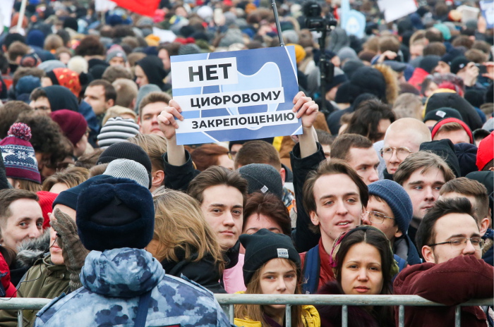 Песков: митингующие за свободный интернет заблуждаются. Отключить его хотят не власти РФ, а "кто-то из-за океана"  