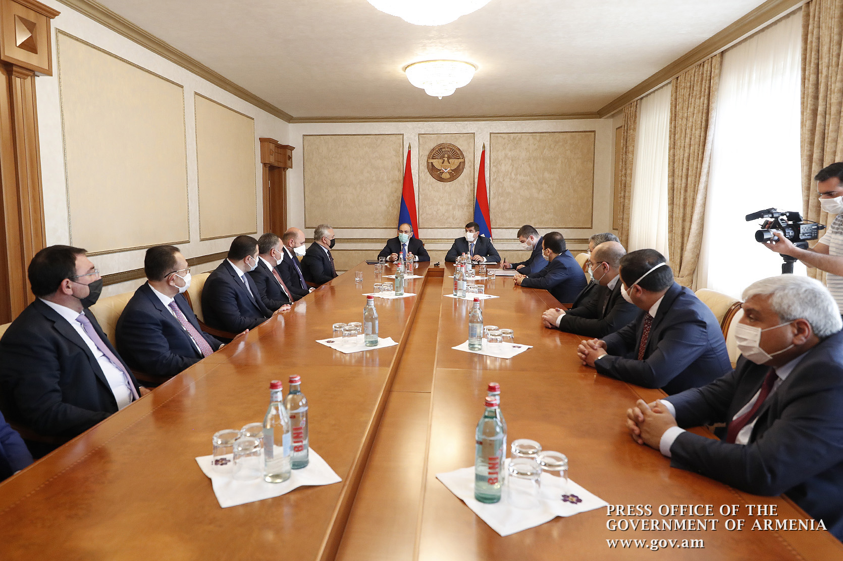 Главы Армении и Карабаха встретились в Степанакерте с представителями банковской системы 