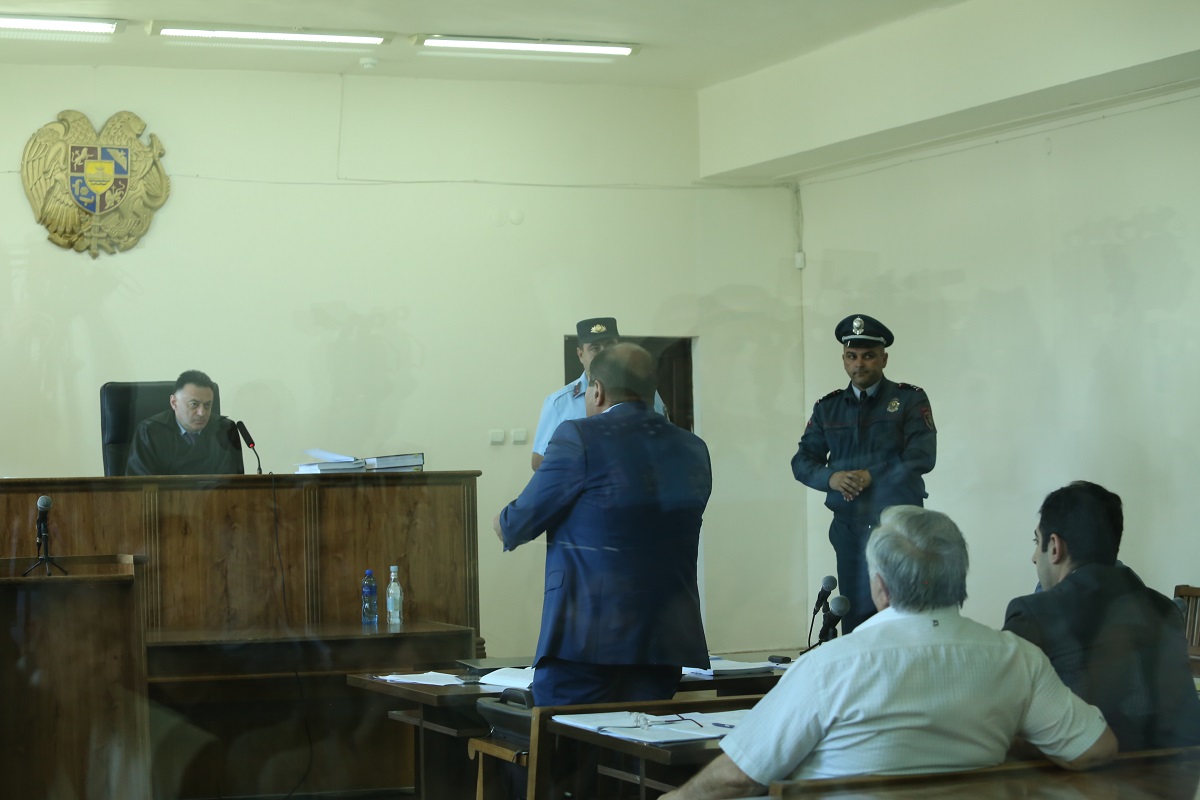 СМИ: Как Кочарян в зале суда угрожал судье Давиду Григоряну 