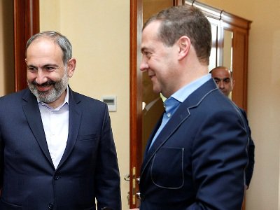 Главы Правительств Армении и России посетили один из ереванских клубов 