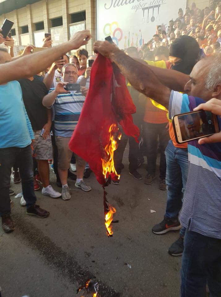 Армяне Бейрута сожгли турецкий флаг. Режим Эрдогана в гневе 