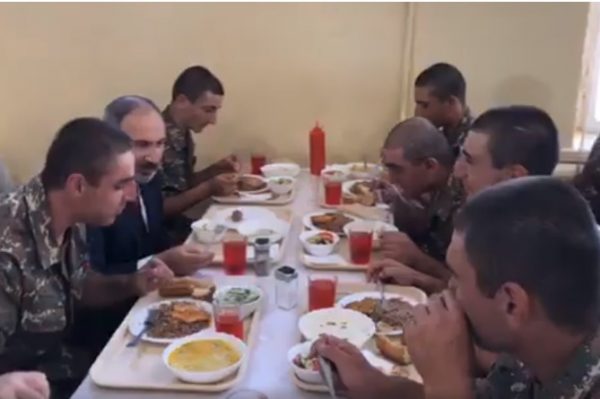Клубника на десерт: Пашинян в восторге от питания армянских солдат 