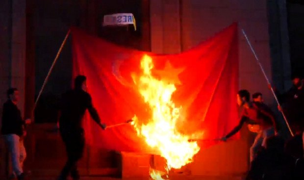 В Ереване в ходе факельного шествия в память о жертвах Геноцида сожгли флаг Турции 