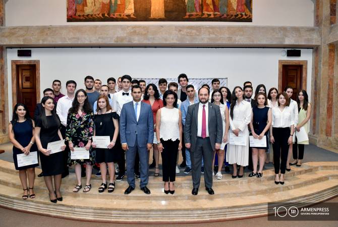 В Матенадаране вручили стипендии молодым людям, поступившим в ведущие университеты мира 