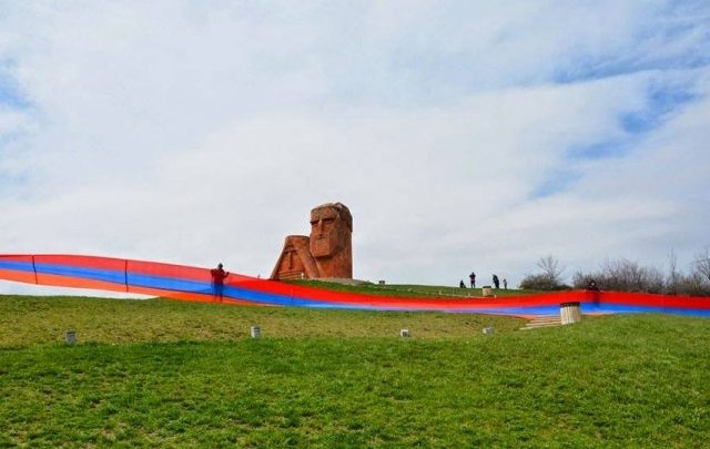 Результаты опроса: Более половины населения Армении считают идеальным решением карабахского конфликта воссоединение с Арцахом 