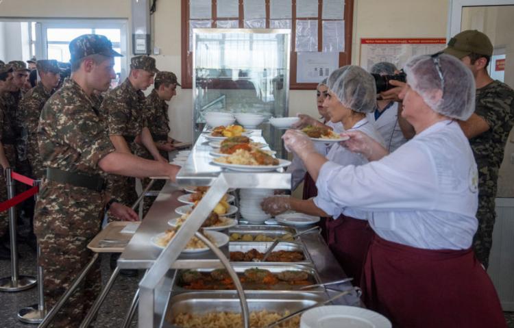 Премьер-министр Армении опубликовал в социальной сети видео, на котором видно, как военнослужащие выбирают блюда на завтрак 