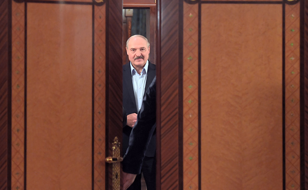 Лукашенко назвал Россию «полыхающей от коронавируса» 