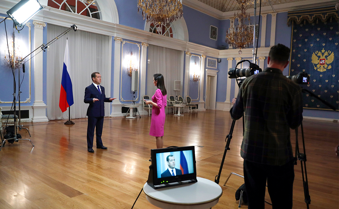Медведев назвал способ убедить иностранцев инвестировать в Россию 