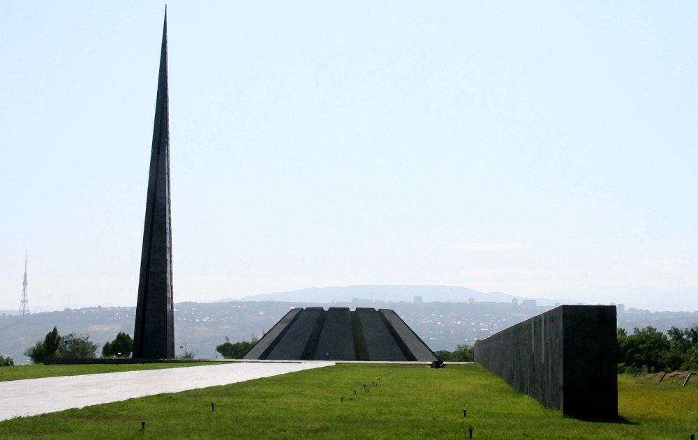 Премьер-министр и президент Армении почтили память жертв Геноцида армян 