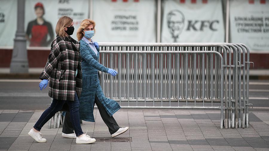 "Вирус на улице не летает": в РАН высказались против масок и перчаток на улицах  