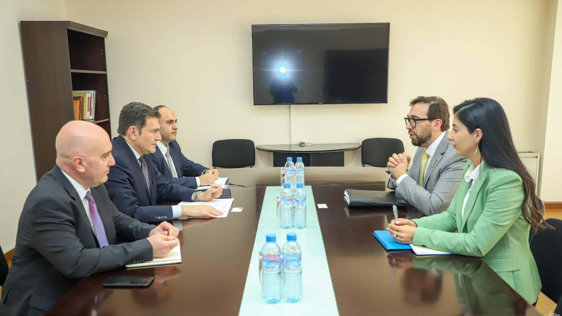 Замминистра иностранных дел Армении обсудил с главой Офиса связи НАТО вопросы региональной безопасности 