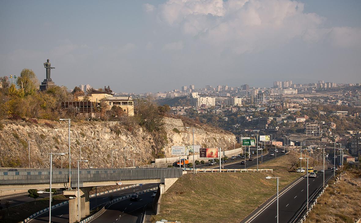 РБК: как приток россиян изменил жизнь в Ереване  