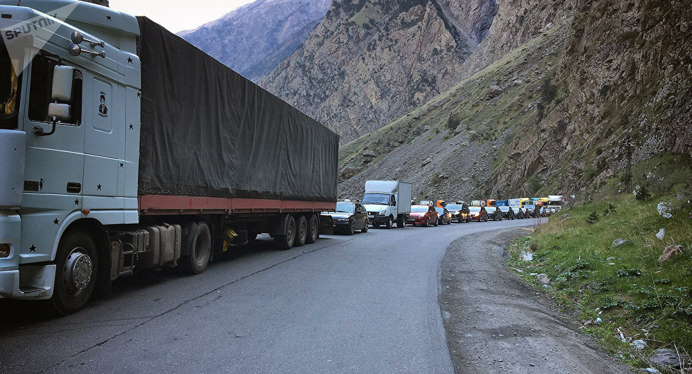 Передвижение грузовых транспортных средств по магистрали Мцхета – Ларс в блажащие три дня будет запрещено 