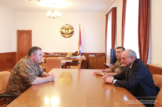 Глава Генштаба ВС Армении обсудил с президентом Арцаха сотрудничество в армейском строительстве 