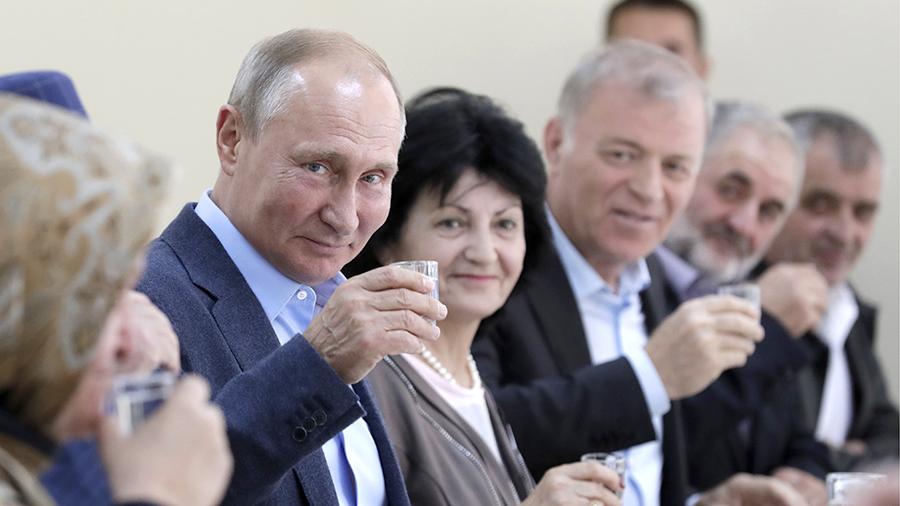 Путин во время поездки в Дагестан выпил стопку 