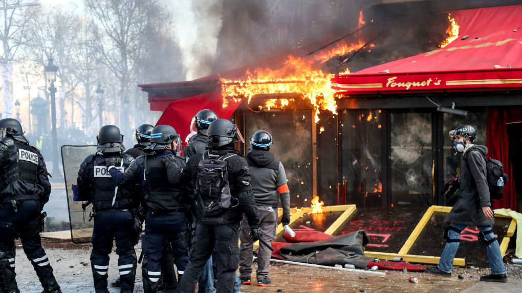 Волна протестов «желтых жилетов: в Париже сожгли любимый ресторан Шарля Азнавура 