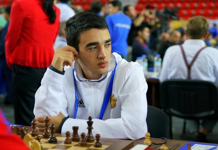 19-летний армянский гроссмейстер выиграл крупный блиц-турнир в сети 