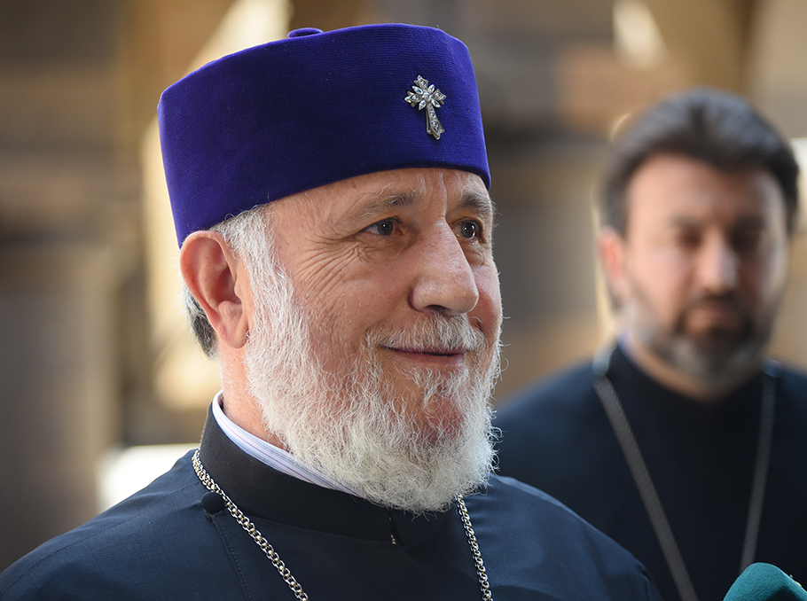Путин наградил орденом Почета Католикоса всех армян Гарегина II 