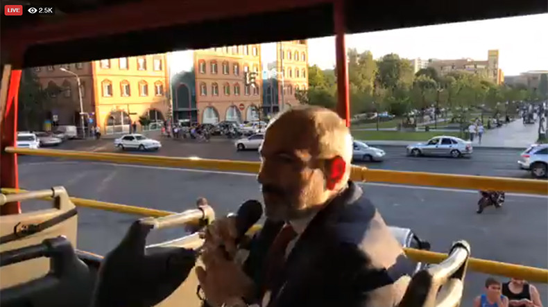 Никол Пашинян стал гидом: армянский премьер знакомит иностранных туристов с красотами Еревана 