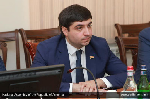 В парламенте Армении продолжается недостойное поведение представителей фракции "Мой шаг" 