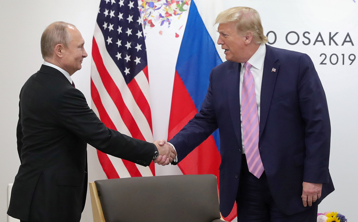 Трамп сообщил, что обсуждал с Путиным  
