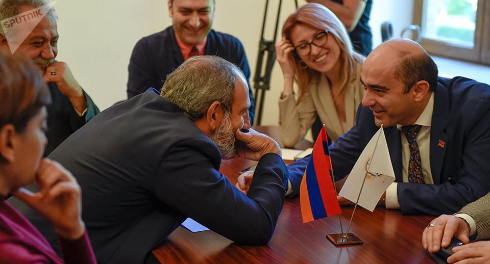 Глава парламентской оппозиции: Мы обсудили с премьером Армении спекуляции вокруг вопроса Арцаха 