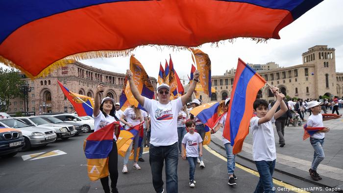 Результаты опроса: Правительство Армении продолжает пользоваться доверием большинства населения 
