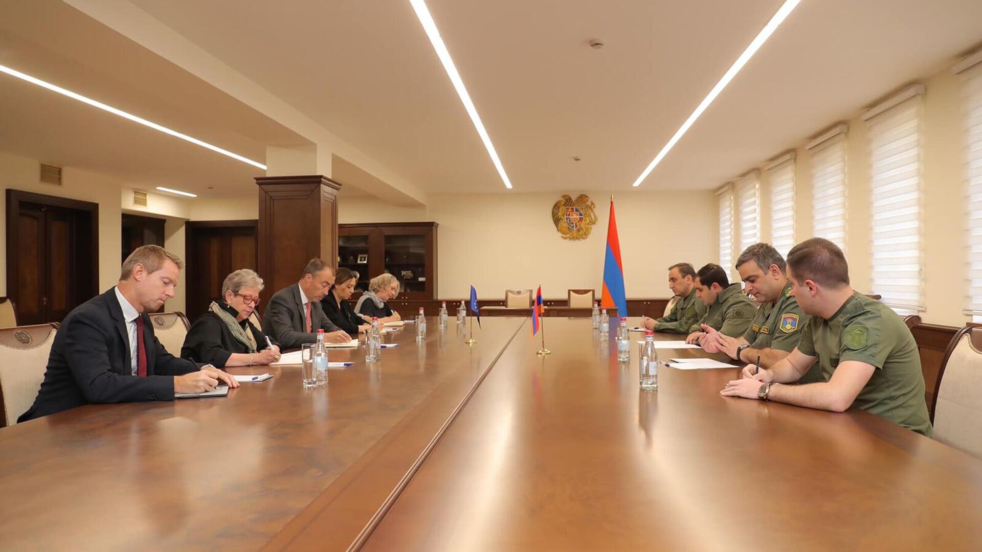 Глава Минобороны Армении и спецпредставитель ЕС обсудили агрессию Азербайджана 