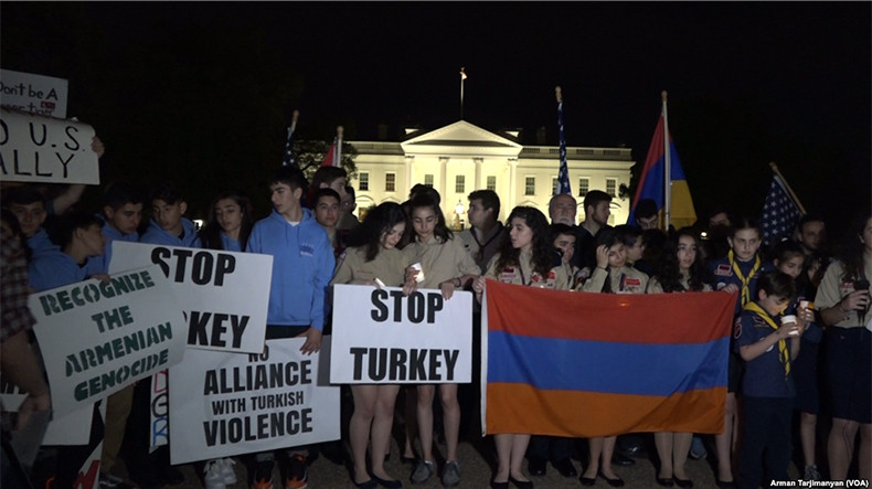 Напротив Белого дома состоялась церемония зажжения свечей с требованием признать Геноцид армян 