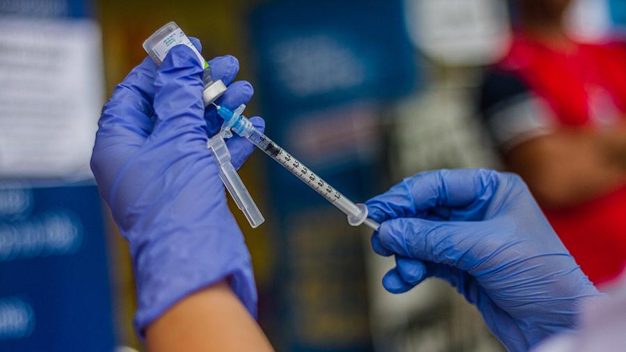 В России осенью может начаться вакцинация от коронавируса 