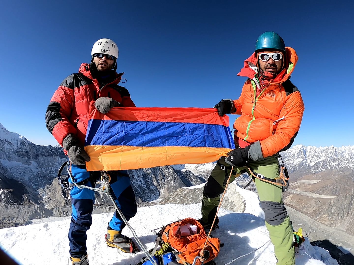 Армянский триколор развевается на горе в Гималаях 