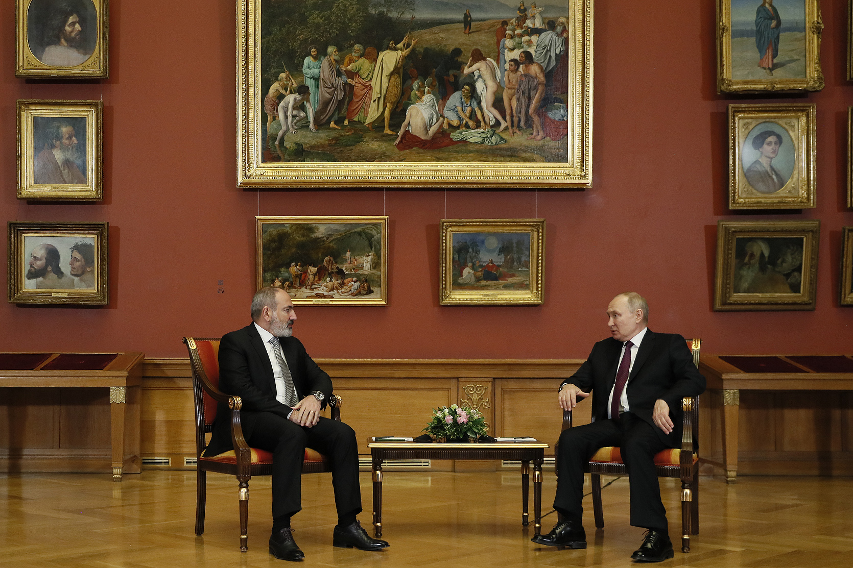 Путин заявил, что удалось поговорить с Пашиняном и Алиевым втроем 