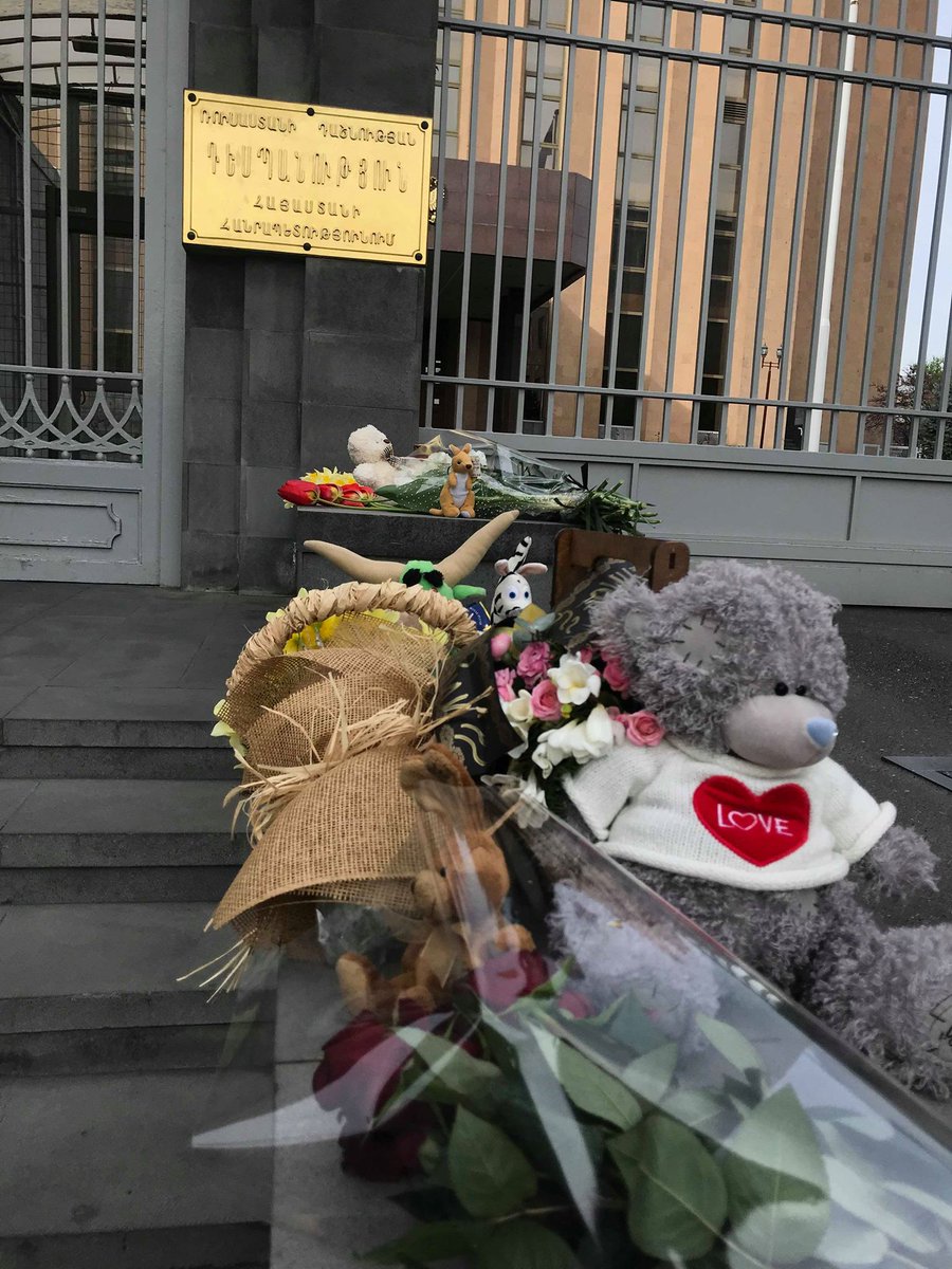 «Кемерово, мы с вами!» Жители армянской столицы несут цветы и мягкие игрушки к зданию посольства России 
