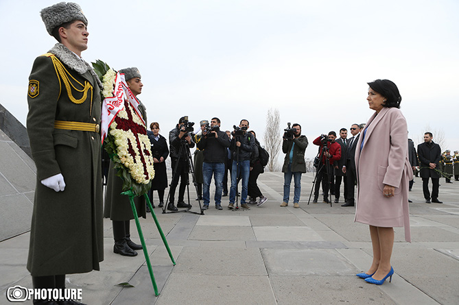 Делегация во главе с президентом Грузии посетила мемориальный комплекс «Цицернакаберд» в Ереване 
