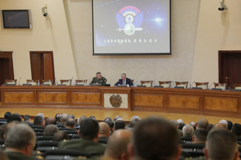 Глава МИД Армении на встрече с военными: Альтернативы мирному урегулированию нагорно-карабахского конфликта не существует  