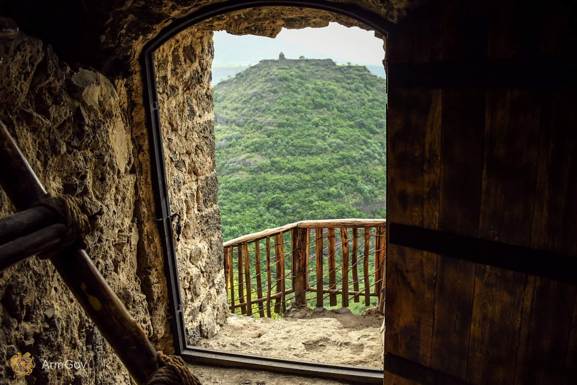 Правительство Армении восстановило  уникальный средневековый пещерно-крепостной комплекс  
