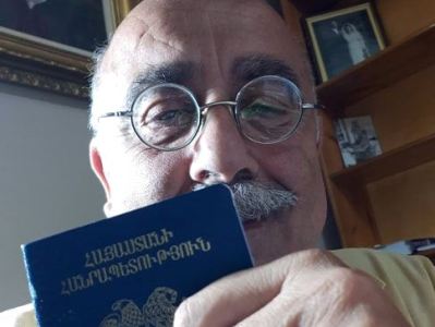 Критик Эрдогана получил армянский паспорт 