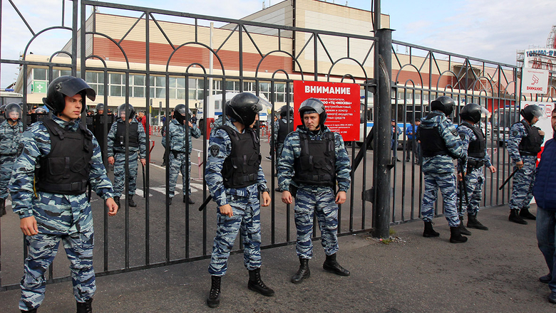 Полиция и ФСБ провели крупные рейды на столичных рынках "Москва" и "Садовод"  