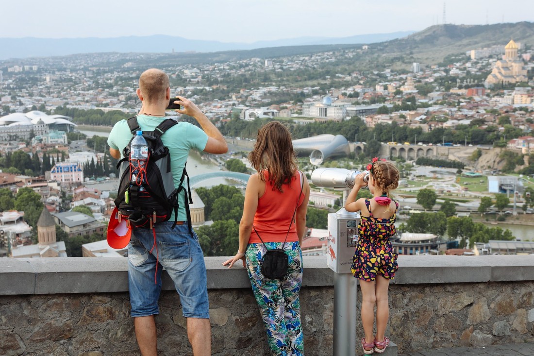 В Грузии предложили привозить российских туристов бесплатными автобусами из Баку и Еревана 