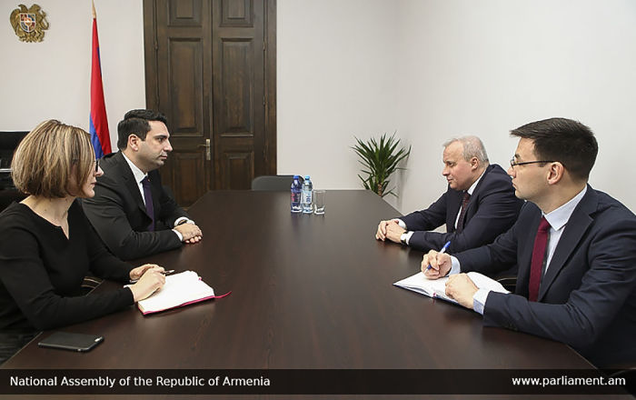 Вице-спикер парламента Армении встретился с послом России 